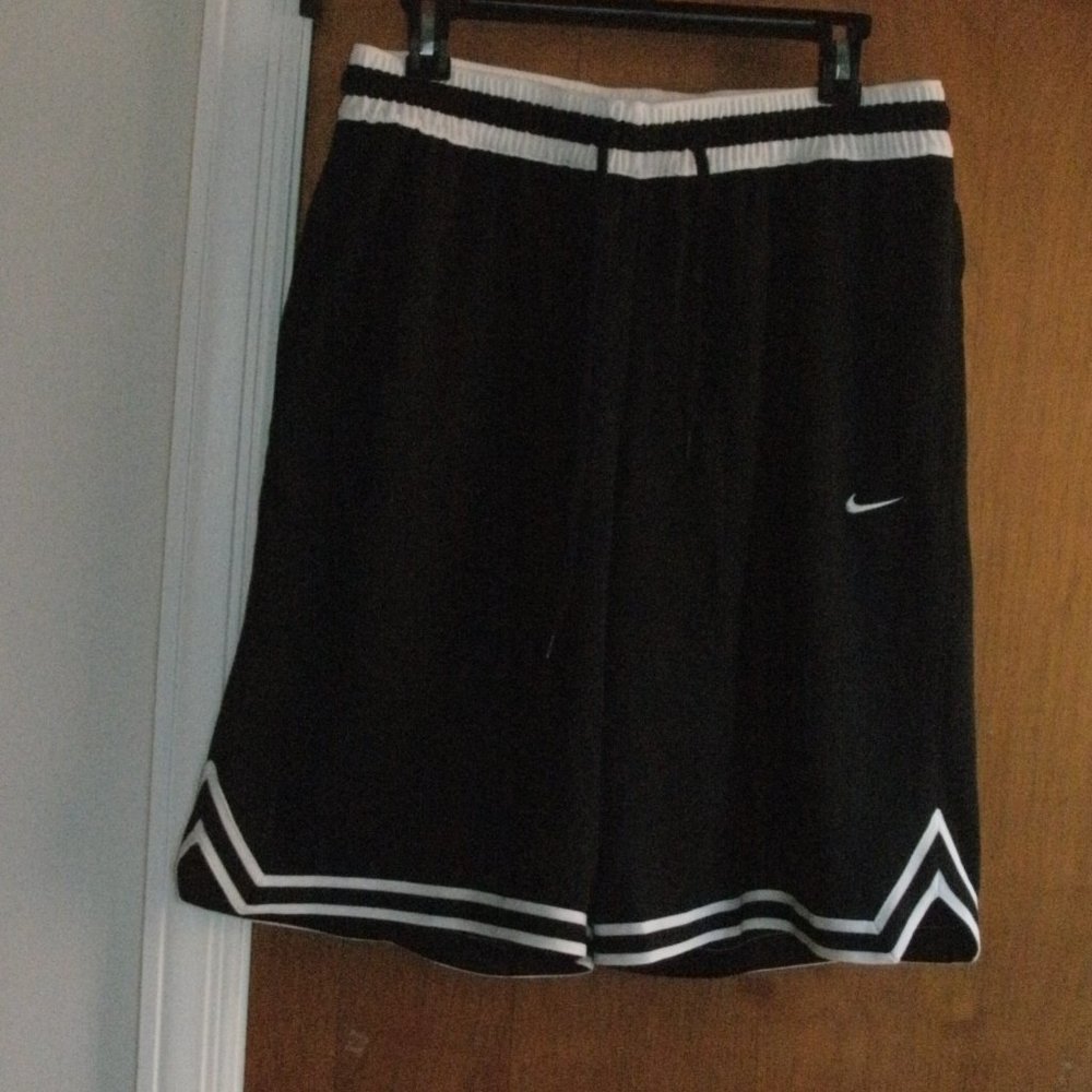 NIKE Black & White Swoosh ATHLETIC SHORTS Dri Fit Basketball Gym Gear Men size L